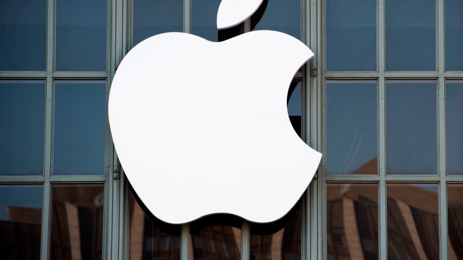 Apple, fiziksel mağaza yatırımlarına devam edecek